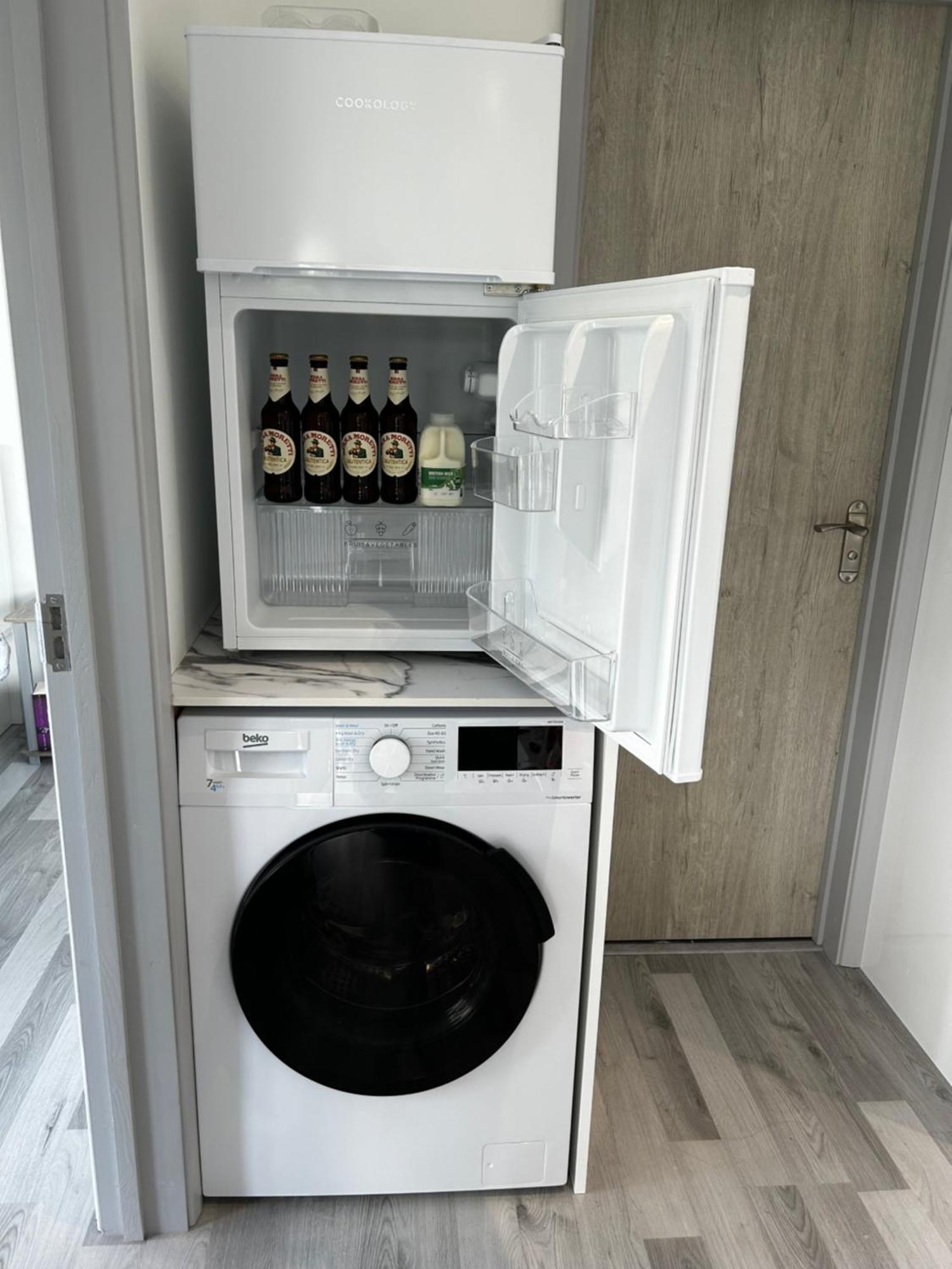 Whispering Waves Guest House, Brighton-8 Mins, Guests 4, Near Beachfront, Free Parking Wifi And Kitchen Peacehaven 外观 照片